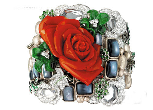 Женственные браслеты с цветочными элементами1