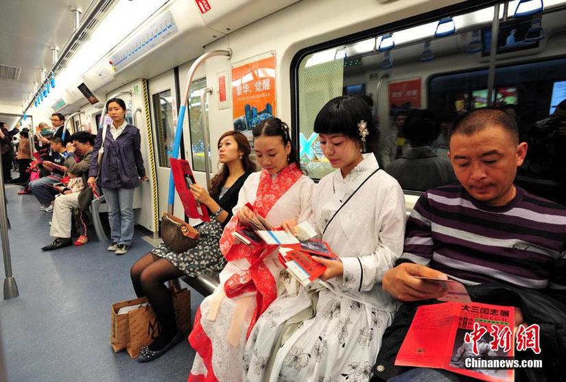 Молодые люди города Чэнду в костюмах «Ханьфу» в метро распространяют традиционную культуру