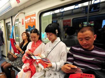 Молодые люди города Чэнду в костюмах «Ханьфу» в метро распространяют традиционную культуру