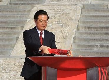 Ху Цзиньтао присутствовал на церемонии зажжения и передачи факела Азиатских игр
