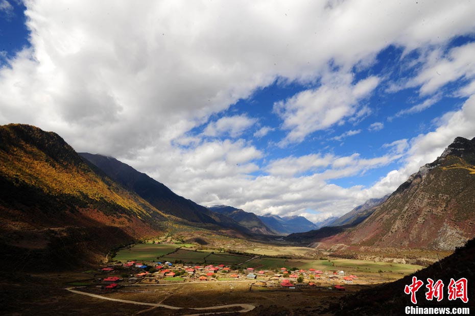Завораживающая осенняя красота в уезде Боми района Линьчжи Тибетского автономного района Китая 