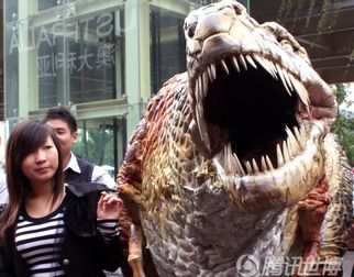 Гигантский деревянный макет динозавра за Павильоном Австралии в Парке павильонов ЭКСПО привлекает внимание посетителей