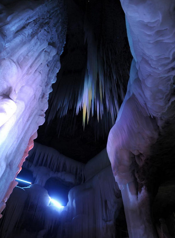 Удивительная ледяная пещера 