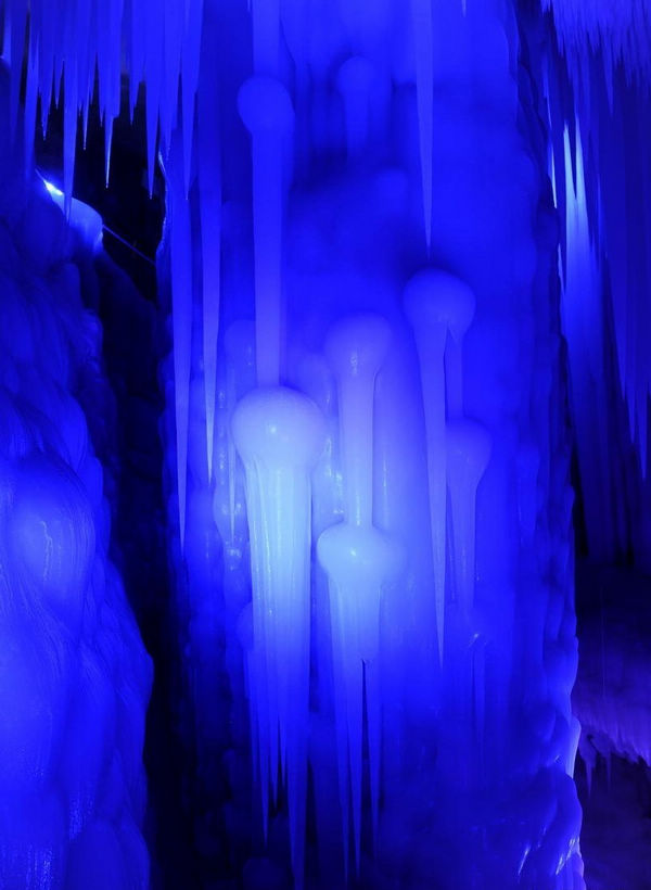 Удивительная ледяная пещера 