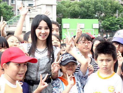 Цай Илинь танцует вместе с тремя тысячами школьников