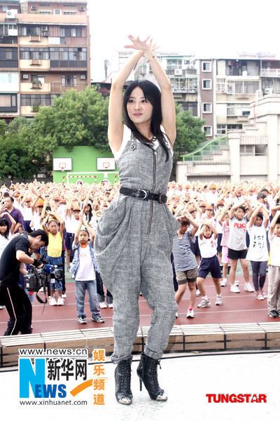 Цай Илинь танцует вместе с тремя тысячами школьников 6