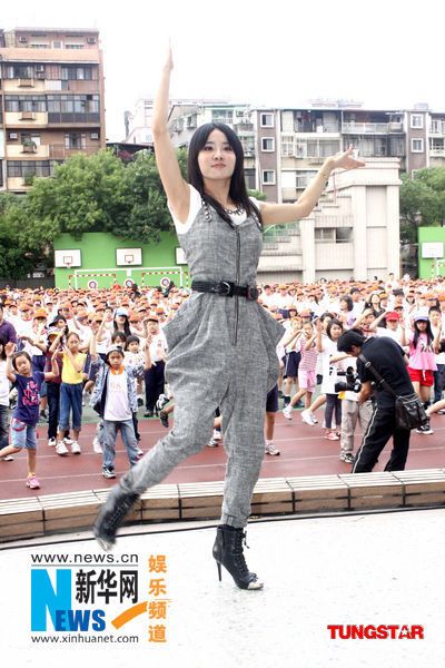 Цай Илинь танцует вместе с тремя тысячами школьников 7