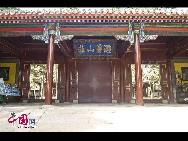 «Бишушаньчжуан» был построен в 1703 году. В течение правления трех императоров – Канси, Юнчжэна, Цяньлуна, около 90 лет строилась эта летняя резиденция.  На фото: Ворота в «Бишушаньчжуан» 