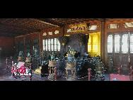  Летняя резиденция «Бишушаньчжуан» в Чэндэ и окружающие храмы были включены в список объектов мирового культурного наследия. «Бишушаньчжуан» находится на севере от центра Чэндэ. Это летнее место проживания императоров династии Цин и место их административного управления. 