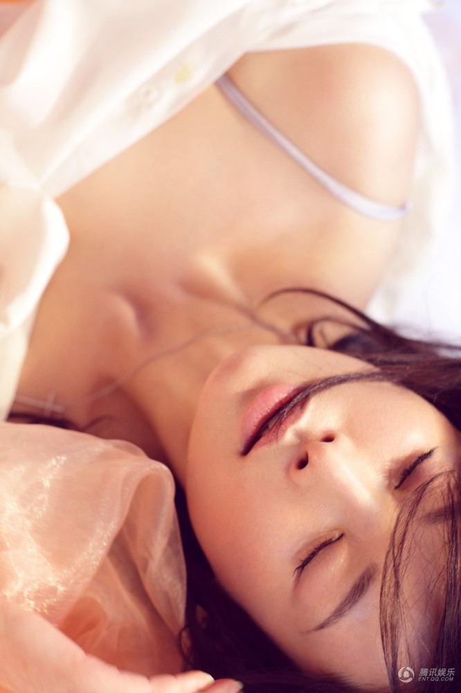 Сексуальная актриса Юань Ли в новой рекламе 