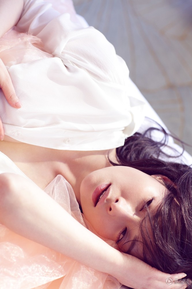 Сексуальная актриса Юань Ли в новой рекламе 