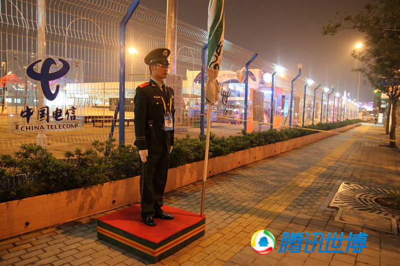 Герои ЭКСПО-2010 в Шанхае: днем и ночью вооруженные полицейские стоят на постах для обеспечения безопасности в Парке павильонов ЭКСПО-2010 в Шанхае 