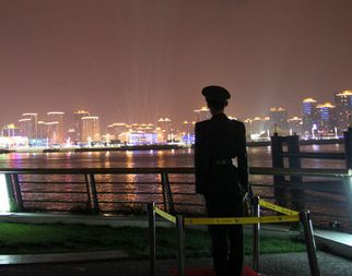 Герои ЭКСПО-2010 в Шанхае: днем и ночью вооруженные полицейские стоят на постах для обеспечения безопасности в Парке павильонов ЭКСПО-2010 в Шанхае