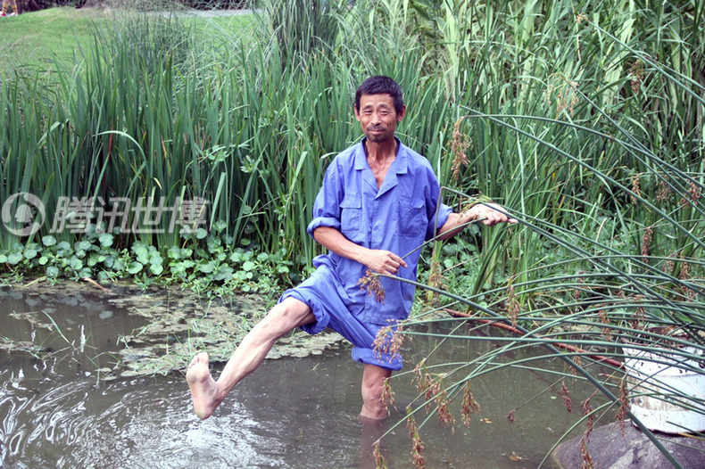 На фото: в результате долгого времени нахождения в воде, руки и ноги Лян Шибэня стали белыми.