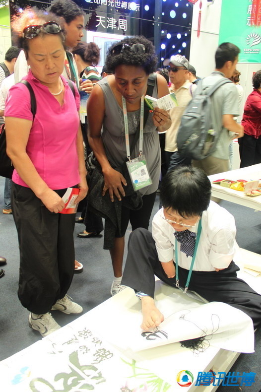 Герои ЭКСПО-2010 в Шанхае: художник-инвалид Гао Баоин рисует картины с помощью нитки в целях помощи пострадавшим в уезде Вэньчуань
