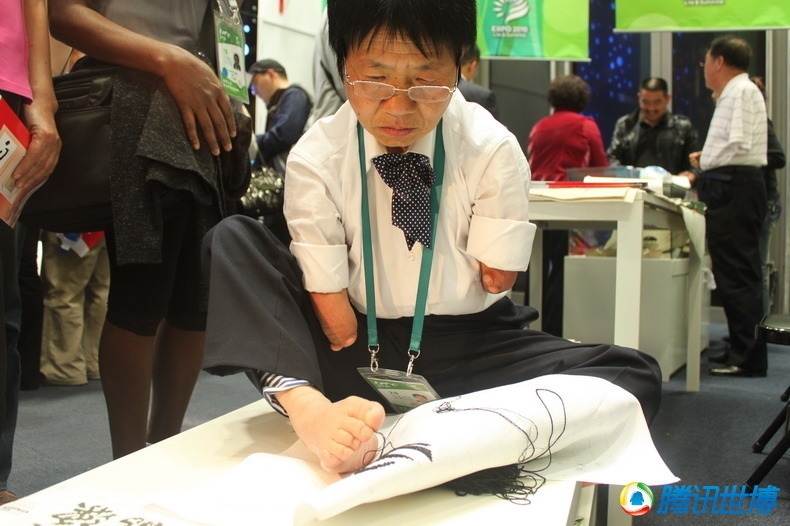 Герои ЭКСПО-2010 в Шанхае: художник-инвалид Гао Баоин рисует картины с помощью нитки в целях помощи пострадавшим в уезде Вэньчуань 