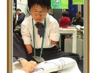 Герои ЭКСПО-2010 в Шанхае: художник-инвалид Гао Баоин рисует картины с помощью нитки в целях помощи пострадавшим в уезде Вэньчуань
