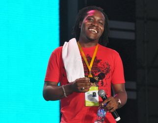 Герои ЭКСПО-2010 в Шанхае: музыкант Андреа из группы «Kurfew Band» Ямайки, страдающий раком