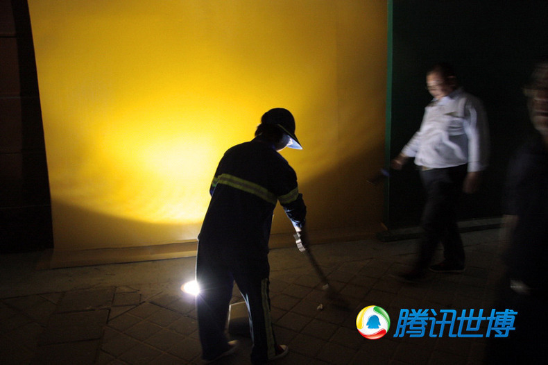 На фото: вечером они продолжают уборку в Парке павильонов ЭКСПО-2010 в Шанхае.