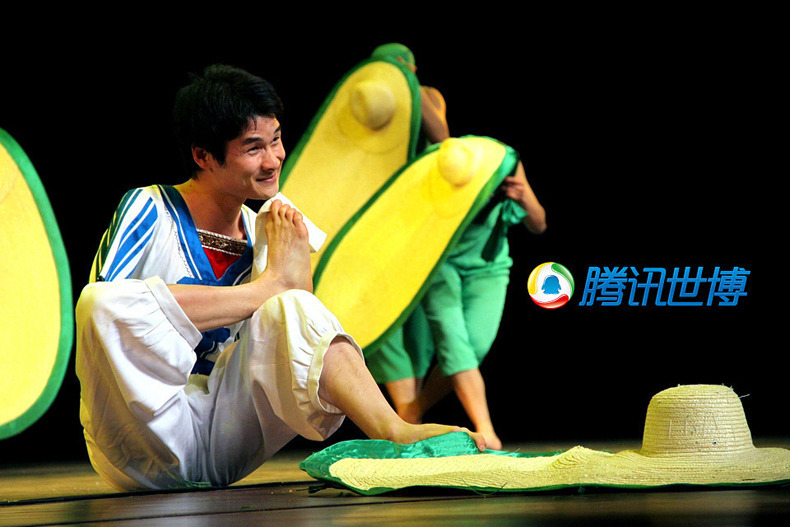 На фото: танцор-инвалид Ло Сянцзюнь вытирает пот полотенцем с помощью ноги.