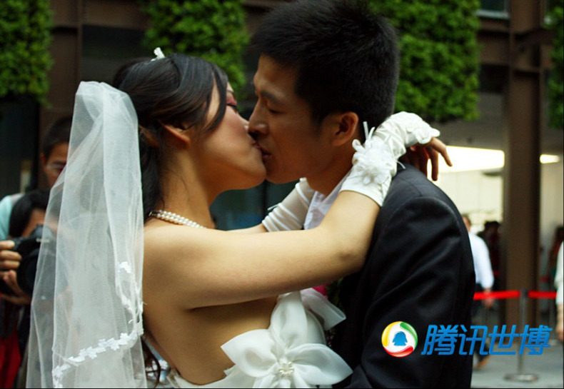11 мая в Парке павильонов ЭКСПО-2010 состоялась романтическая свадьба, посвященная ЭКСПО-2010. Данное мероприятие было организовано Национальным павильоном Франции для 34 пар китайских новобрачных. 