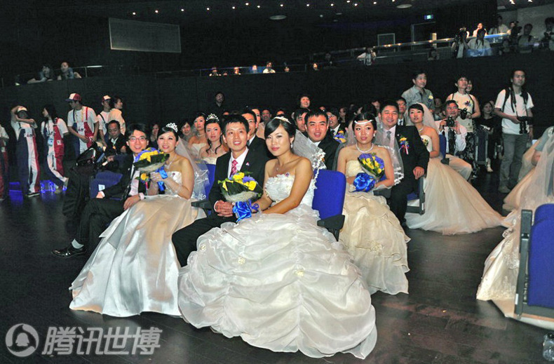 Данное мероприятие было организовано национальным павильоном Франции для 50 пар китайских новобрачных.
