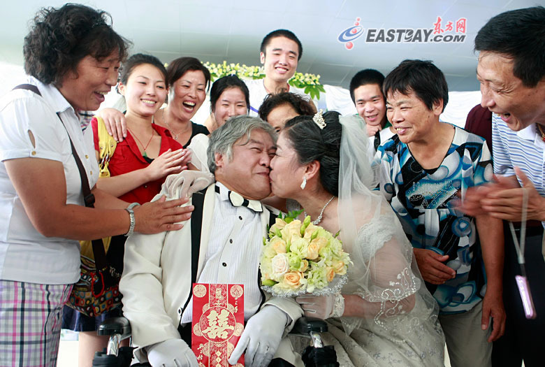 В Объединенном павильоне южнокорейских предприятий на ЭКСПО-2010 в Шанхае китайские супруги Чжан Хайлян и Люй Яфэн сыграли специальную свадебную церемонию.
