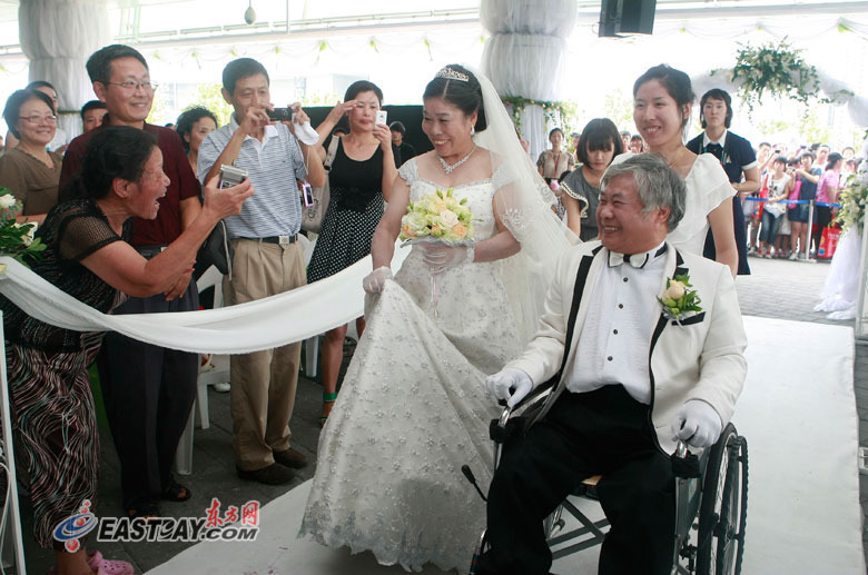 В Объединенном павильоне южнокорейских предприятий на ЭКСПО-2010 в Шанхае китайские супруги Чжан Хайлян и Люй Яфэн сыграли специальную свадебную церемонию.