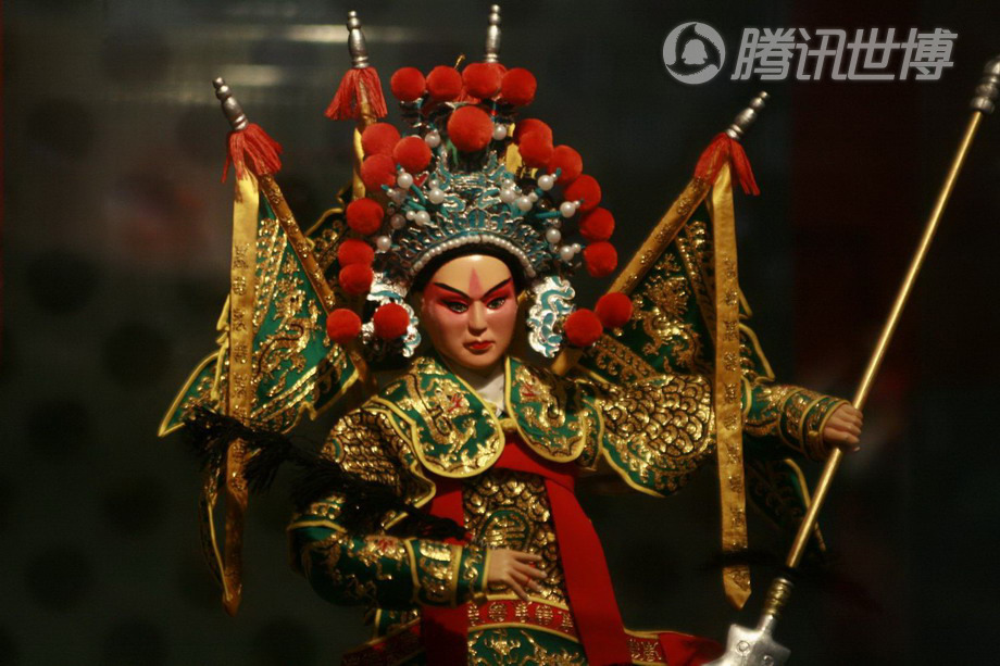 Персонажи Пекинской оперы в Парке павильонов ЭКСПО-2010 в Шанхае 