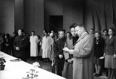 На фото: в мае 1950 года во время визита молодежной делегации из СССР в Пекин Мао Аньин (второй справа) работал в качестве перевочика.