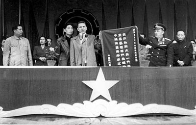 На фото: в мае 1950 года во время визита молодежной делегации из СССР в Пекин Мао Аньин работал в качестве перевочика.