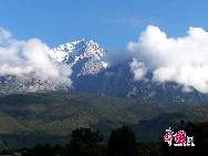 Город Лицзян расположен на стыке Юньнань-Гуйчжоуского нагорья и Цинхай-Тибетского нагорья. Во время правления династии Южная Сун город Лицзян уже был образован. Он обладает около 900-летней историей.