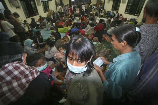 Как минимум 40 человек погибли, 380 -- пропали без вести в результате цунами, вызванного землетрясением в Индонезии