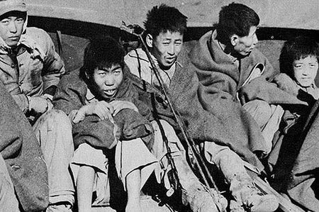 На фото: Военнопленные Корейской народной армии и Армии китайских народных добровольцев в американском лагере для военнопленных. 