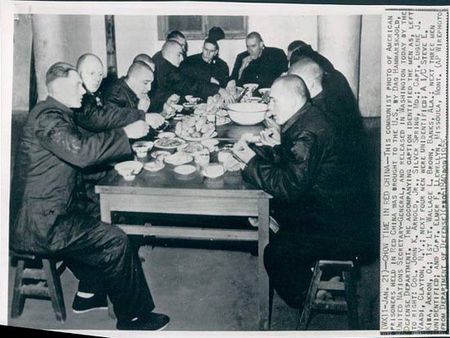 На фото: Военнопленные войск ООН в лагере Армии китайских народных добровольцев для военнопленных. 