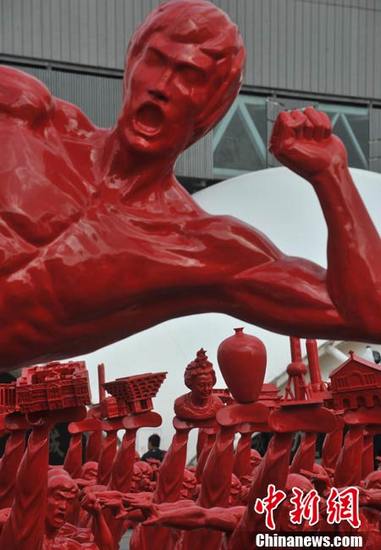 Серия красных скульптур Брюса Ли показана в Парке ЭКСПО в Шанхае
