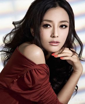 Очаровательная актриса Цинь Лань