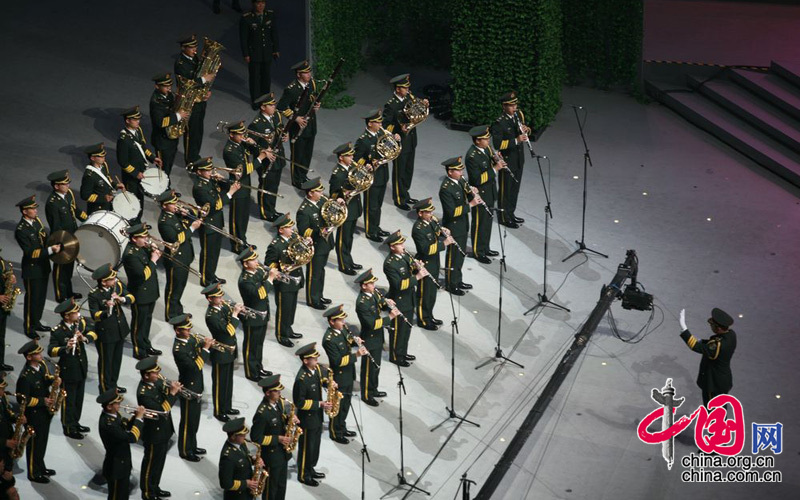 На фото: 31 октября, военный оркестр исполняет песню на церемонии закрытия ЭКСПО-2010 в Шанхае.