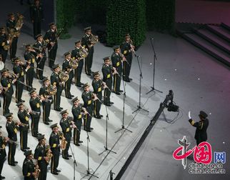 Военный оркестр исполняет песню на церемонии закрытия ЭКСПО-2010 в Шанхае