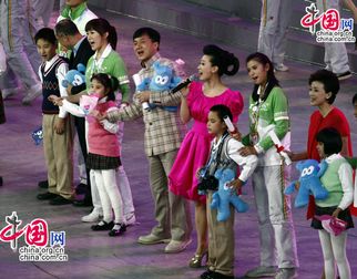 Джеки Чан и Тань Цзинь исполнили песню 'Мир'