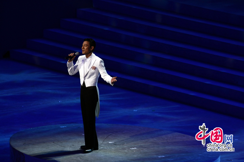 Известный сянганский певец Лю Дэхуа исполнил песню на церемонии закрытия ЭКСПО-2010