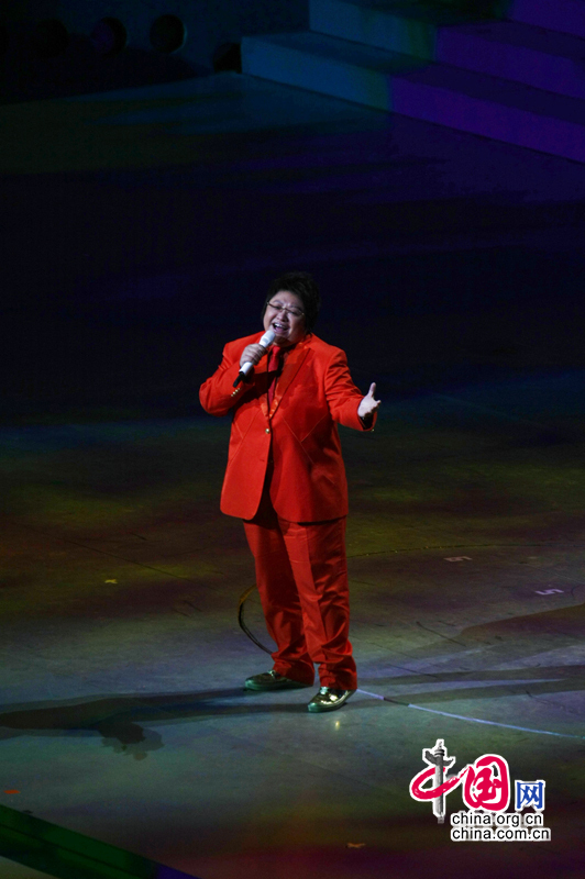 Известная китайская певица Хань Хун исполнила песню на церемонии закрытия ЭКСПО-2010 