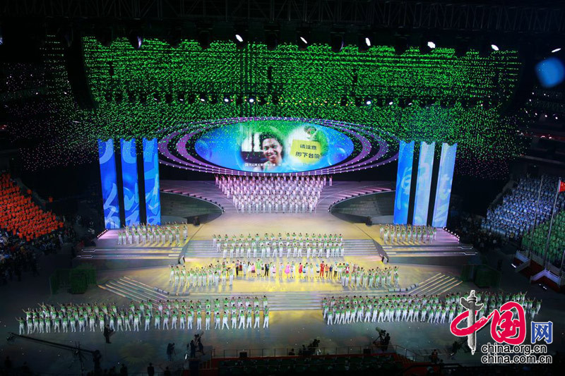 Представители павильонов в Парке ЭКСПО вместе исполнили традиционную китайскую песню &apos;Жасмин&apos; на церемонии закрытия ЭКСПО