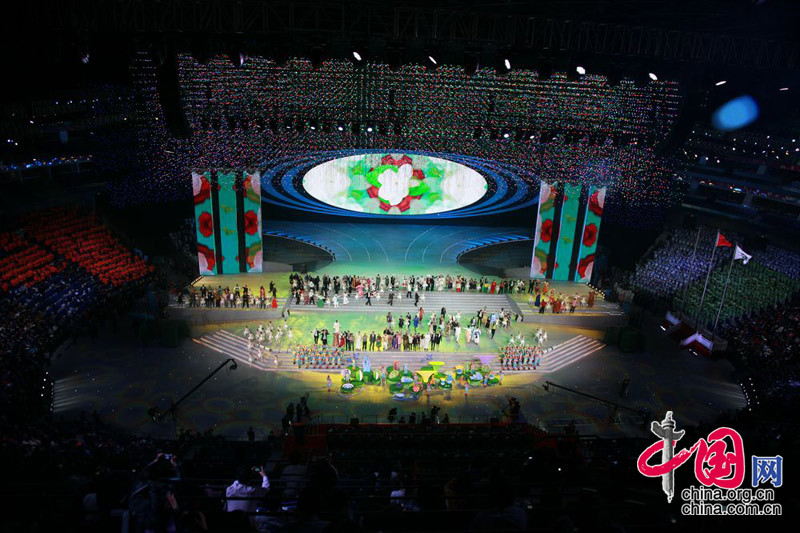 Представители павильонов в Парке ЭКСПО вместе исполнили традиционную китайскую песню &apos;Жасмин&apos; на церемонии закрытия ЭКСПО