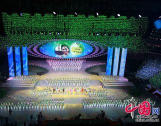 Представители павильонов в Парке ЭКСПО вместе исполнили традиционную китайскую песню 'Жасмин' на церемонии закрытия ЭКСПО