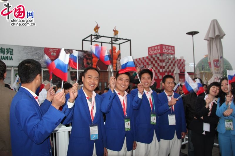 В российском павильоне на ЭКСПО-2010 состоялась церемония спуска государственного флага 