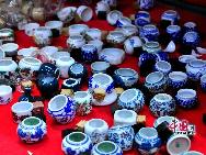 Новый рынок цветов, птиц, рыб и насекомых «Гуаньюань», находящийся у моста Цзычжуцяо в Пекине, переселился со старого места. На рынке установлено около 200 лавок с самыми разнообразными домашними животными.
