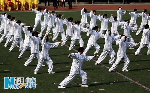 Выступление с ушу более 3000 школьников города Вэйфан провинции Шаньдун 
