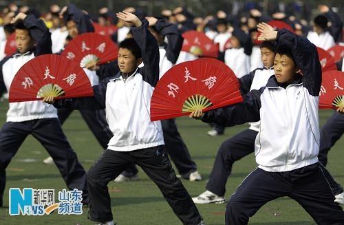 Выступление с ушу более 3000 школьников города Вэйфан провинции Шаньдун 