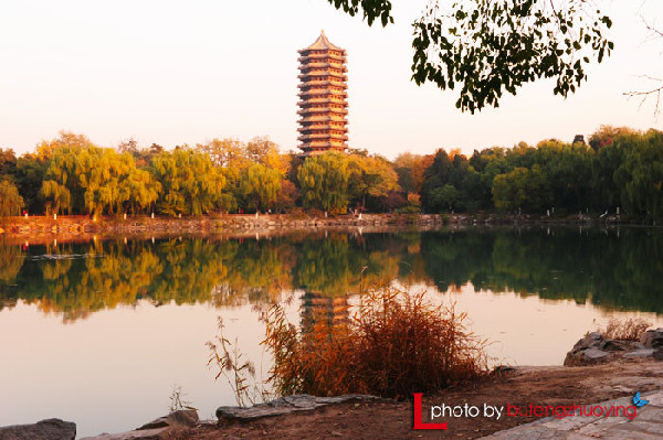 Живописное озеро Вэймин в Пекинском университете 